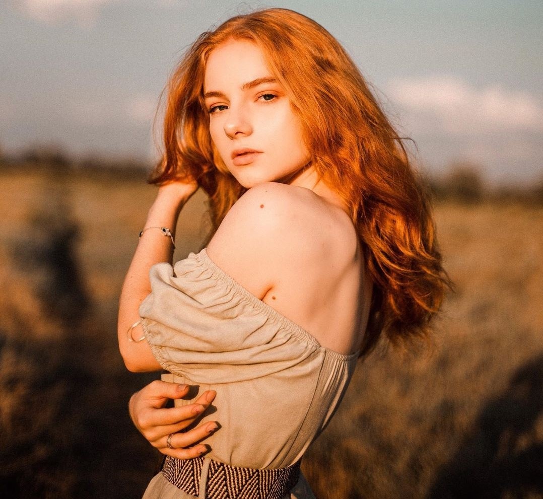 co gai duoc chu y nho so huu mai toc do anh 8