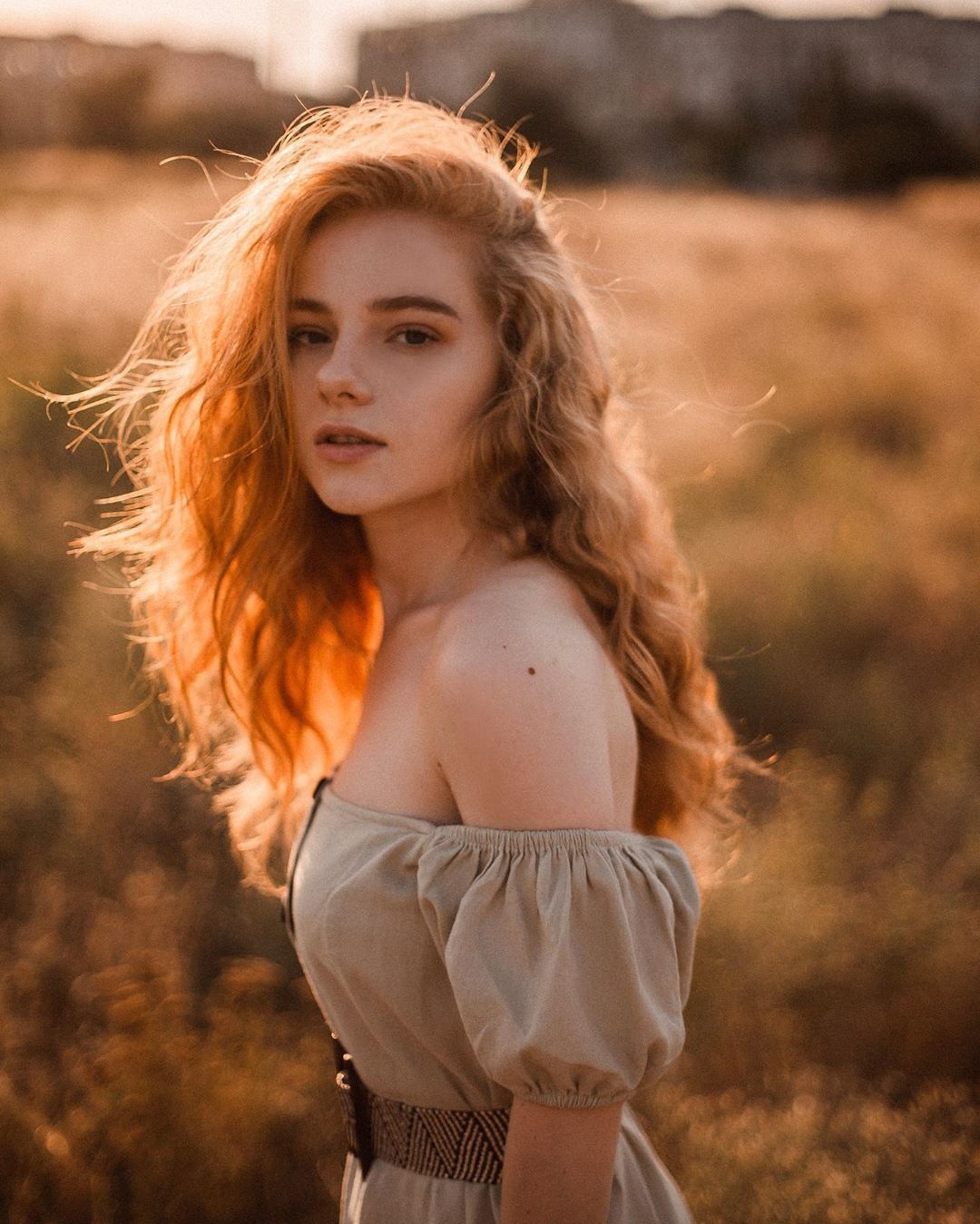 co gai duoc chu y nho so huu mai toc do anh 6