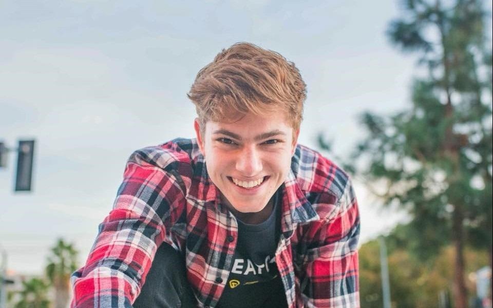 YouTuber Markian thu thach nhay cover ca khuc 'Closer' hinh anh