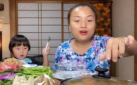 Quynh Tran JP va con trai noi tieng nho nhung video thuong thuc do an hinh anh