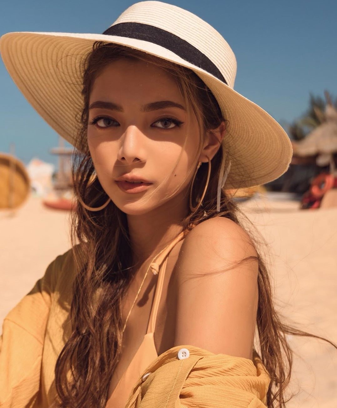 Con gai cua a hau,  hoa hau anh 2