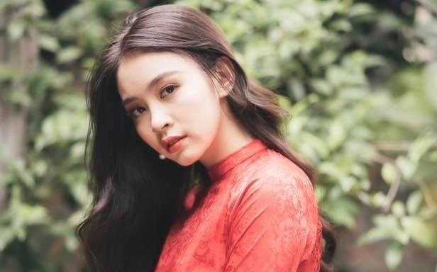 4 nu du hoc sinh Anh hoi tu du combo dep, gioi, tai nang hinh anh