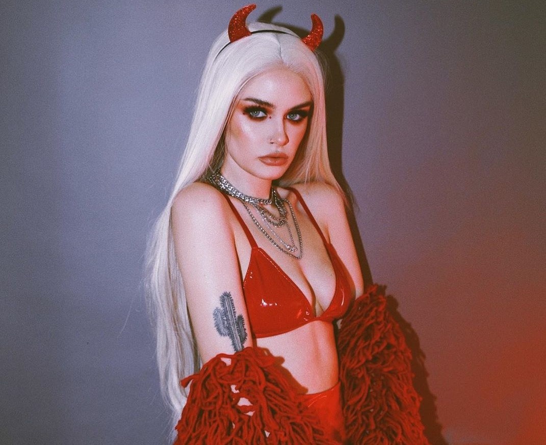 hot girl co man hoa trang halloween hut trieu view anh 5