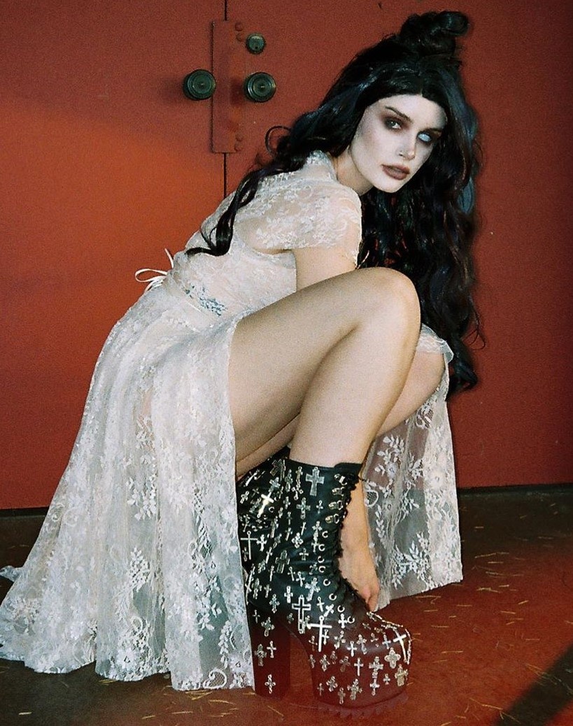 hot girl co man hoa trang halloween hut trieu view anh 6