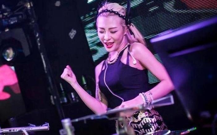 4 hot girl doi dau Dai Loan: DJ dinh dam, mau anh nhan sac hack tuoi hinh anh