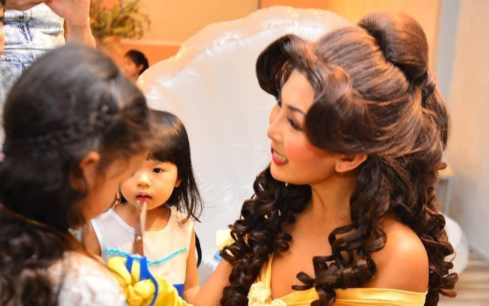 Co gai Singapore lam nghe hoa than thanh cong chua hinh anh