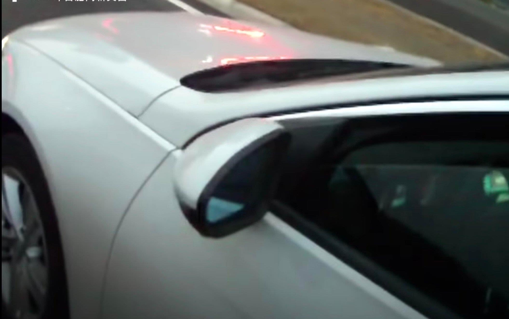 Nguoi phu nu lam viec vat va den muc quen duong ve nha hinh anh