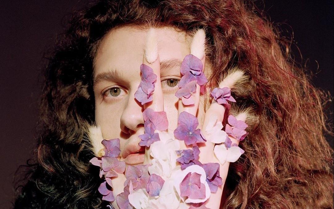 9X Nga gay chu y tren mang voi tai trang diem bang rau cu hinh anh