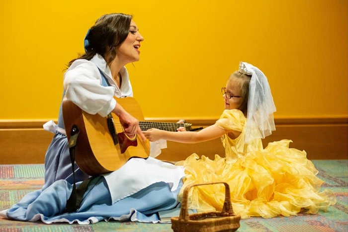 Co be 5 tuoi mac nhung bo vay cong chua khac nhau moi khi di hoa tri anh 8