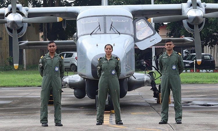 Nữ phi công đầu tiên của hải quân Ấn Độ ảnh 5 Nu phi cong dau tien cua hai quan An Do anh 5