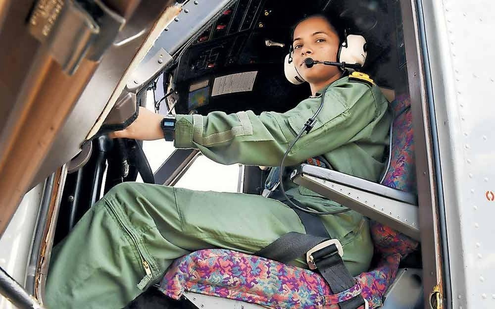 Co gai 24 tuoi la nu phi cong dau tien cua hai quan An Do hinh anh