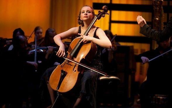 9X lai hai dong mau duoc menh danh la 'nu than Cello nuoc Anh' hinh anh