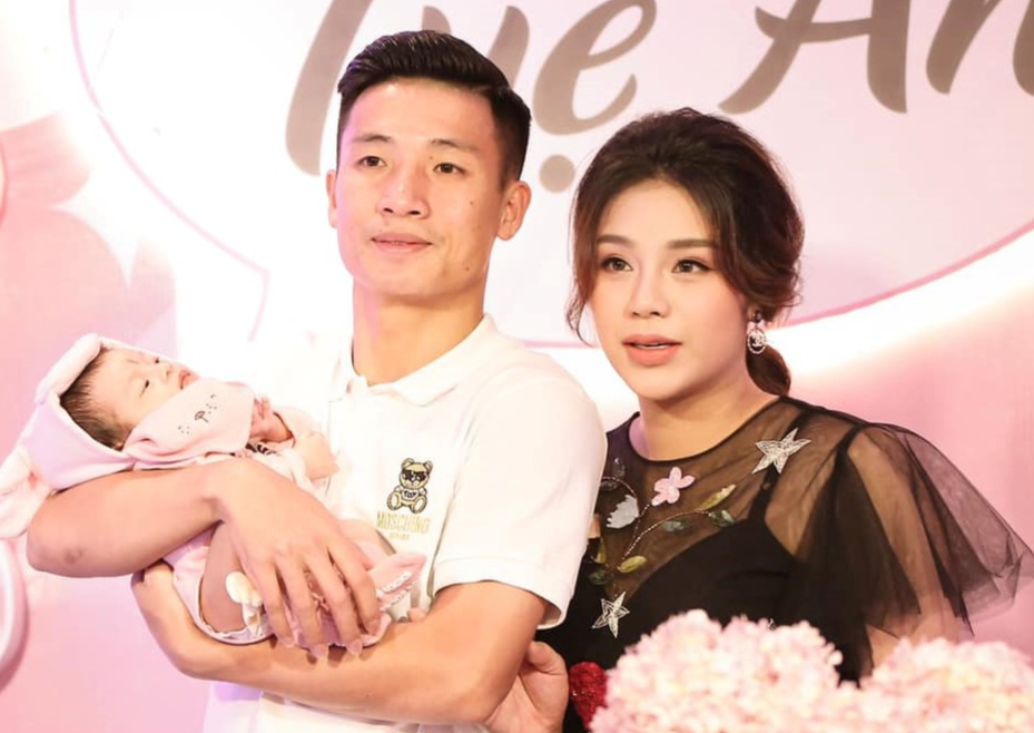Con cua cau thu, hot girl moi ra doi da thanh hot baby noi tieng mang hinh anh