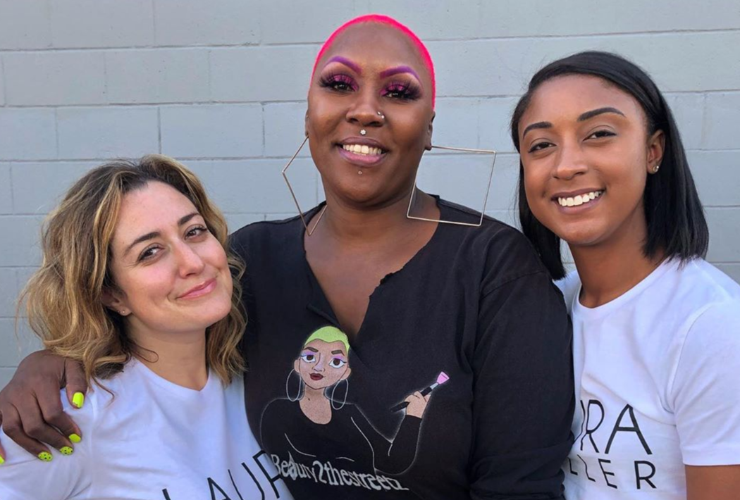 Ba me mat con phat thuc an, trang diem mien phi cho nguoi vo gia cu hinh anh