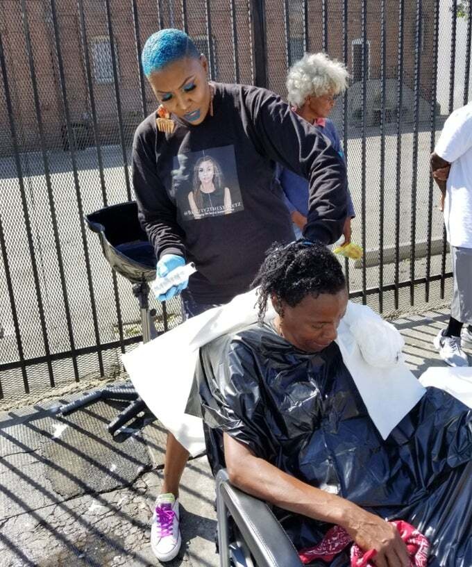 Ba me 51 tuoi giup phu nu vo gia cu trang diem anh 1