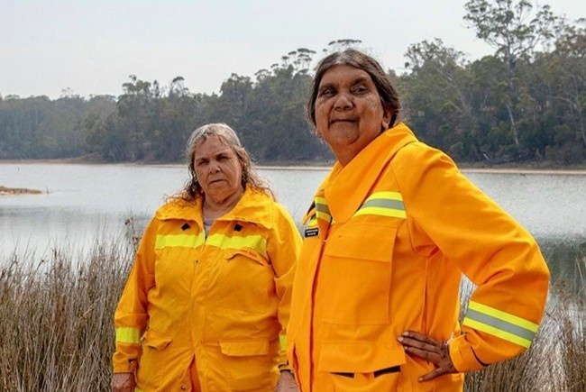 Cac nu cuu hoa lon tuoi tham gia chong chay rung o Australia hinh anh