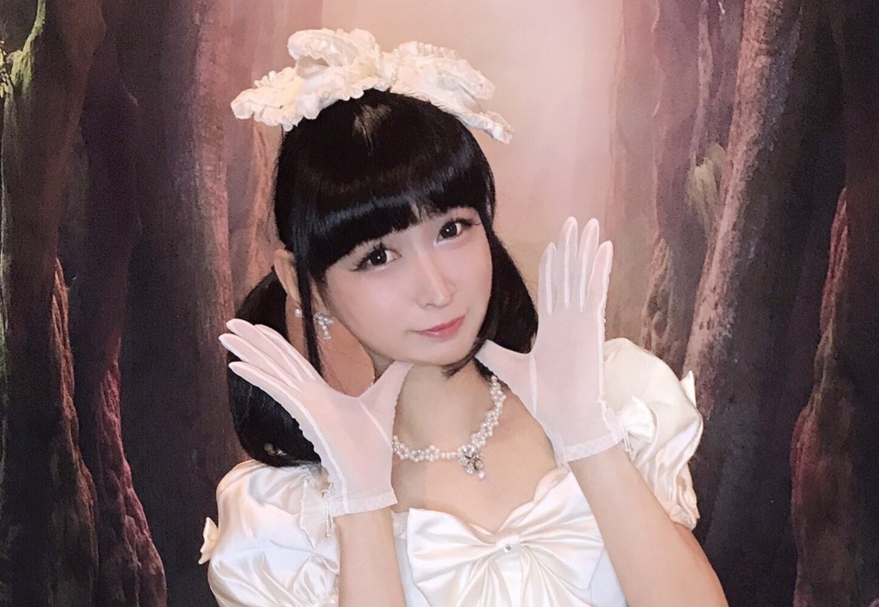 Nguoi dan ong Nhat 43 tuoi cosplay nu sinh trung hoc hinh anh