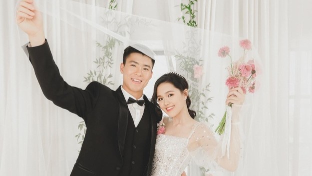 Ban gai Duy Manh khoe nha cua trang tri long lay truoc dam hoi hinh anh