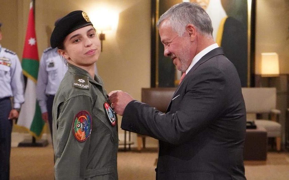 Cong chua Jordan tro thanh phi cong lai may bay phan luc hinh anh