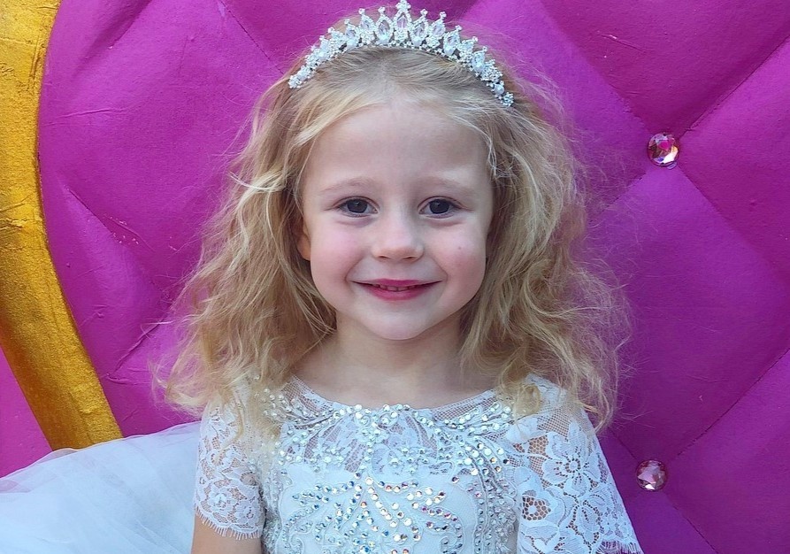 Co be mac benh bai nao kiem bon tien nho lam vlog hinh anh