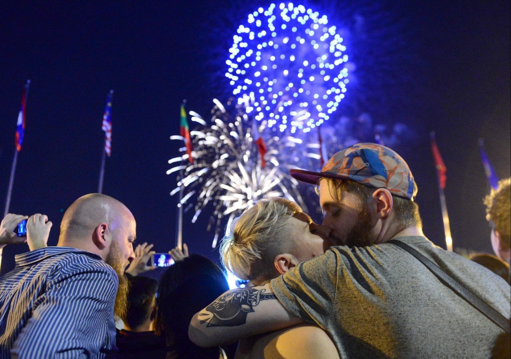 Vi sao phao hoa lai duoc ban vao dem giao thua? hinh anh