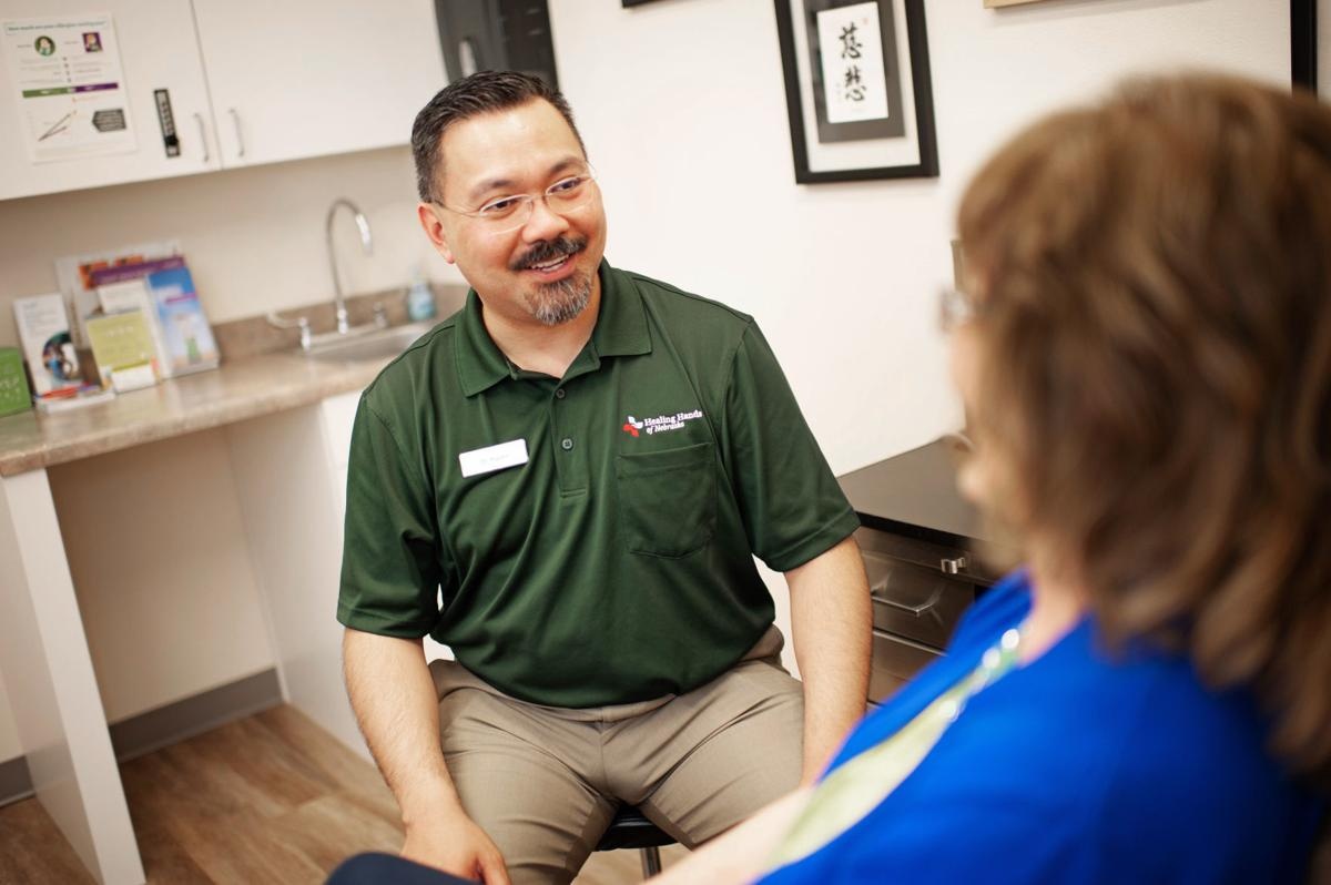 Bac si cho phep benh nhan doi tien vien phi bang cong viec tinh nguyen anh 1