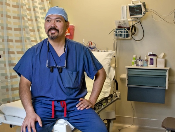 Bac si cho phep benh nhan doi tien vien phi bang cong viec tinh nguyen anh 2