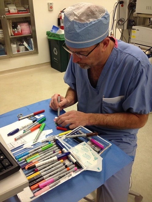 Bac si ve hoat hinh len vet seo phau thuat anh 1