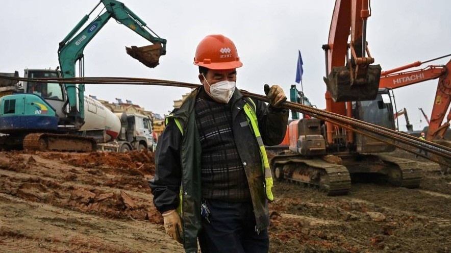 Co gai co bo dang xay dung benh vien da chien o Vu Han hinh anh