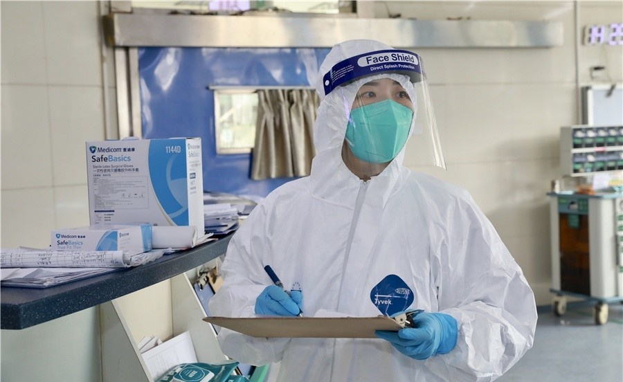 Y ta vua khoi cum corona da quay lai cham soc benh nhan hinh anh