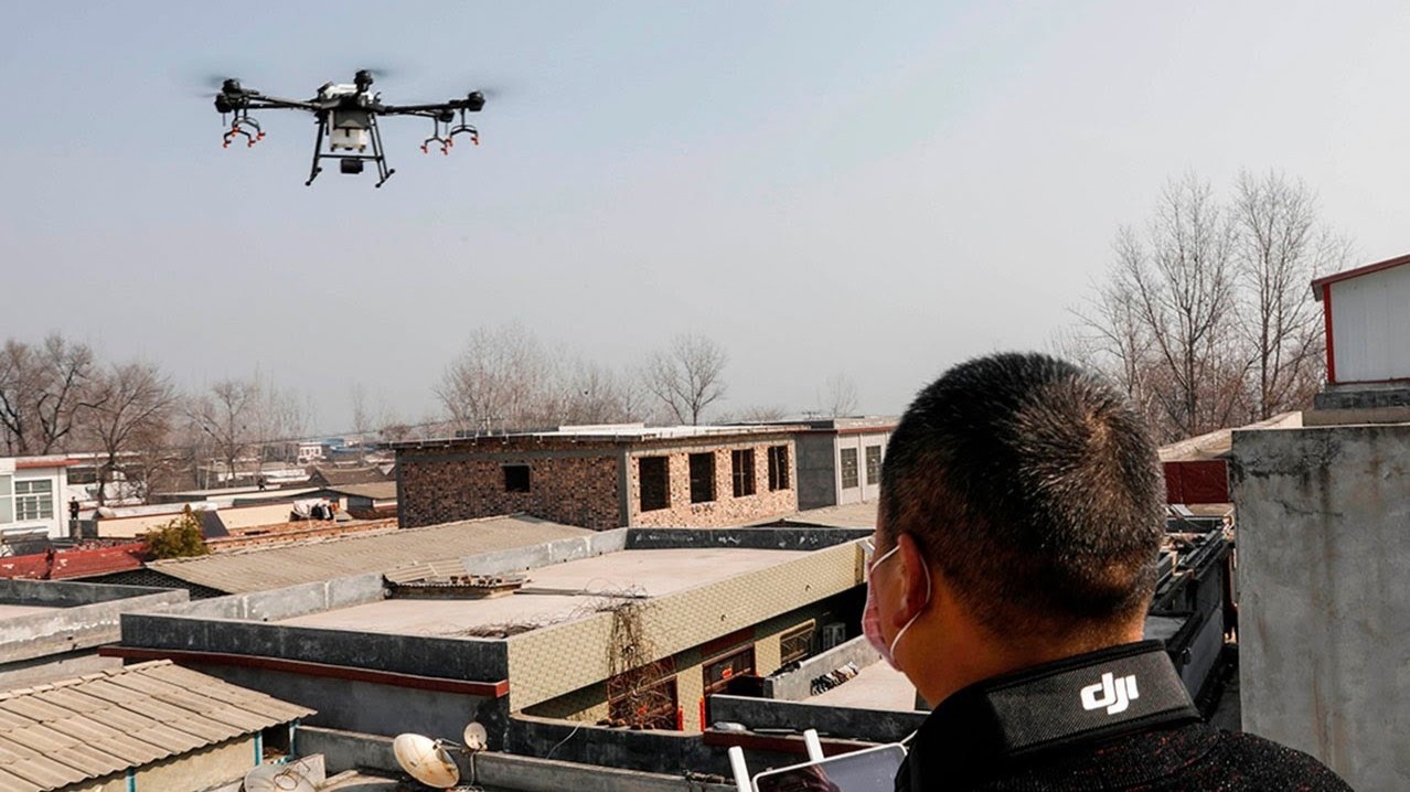 Canh sat su dung flycam de nhac nho nguoi dan deo khau trang hinh anh