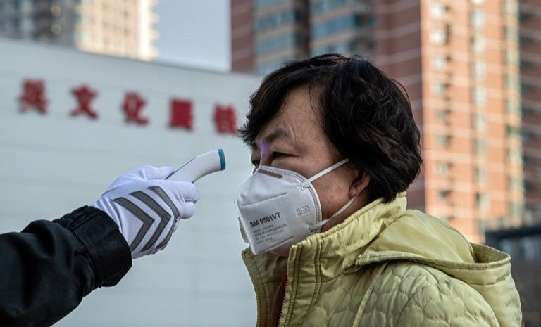 Nguoi Vu Han deo khau trang kin mat do so bi phan xet vi virus corona hinh anh