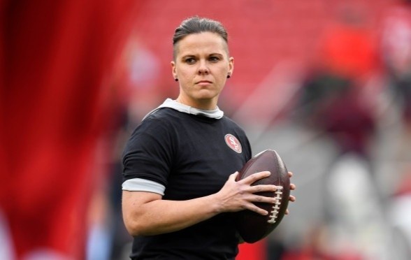 Nu huan luyen vien dau tien cua Super Bowl hinh anh