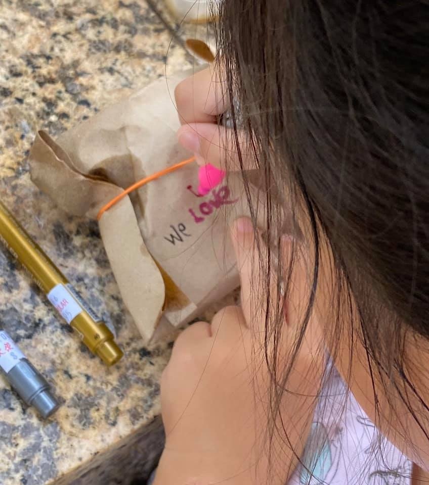 Hai bé gái tặng bữa sáng cho các nhân viên y tế đang chống dịch ảnh 3 Hai be gai tang bua sang cho cac nhan vien y te dang chong dich anh 3