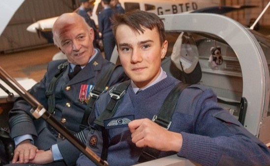 Chang trai 14 tuoi tro thanh phi cong tre nhat nuoc Anh hinh anh