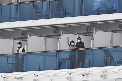 Co vu du khach cach ly vi corona tren Diamond Princess vao Valentine hinh anh