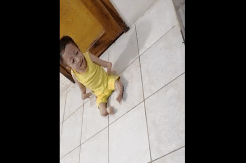 Khoanh khac dang yeu cua cau be khuyet tat choi dua cung chu cun hinh anh