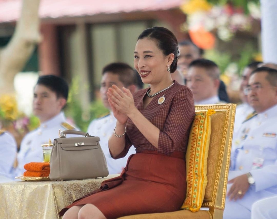 Cap chi em cong chua Thai Lan co phong cach trai nguoc nhau anh 5