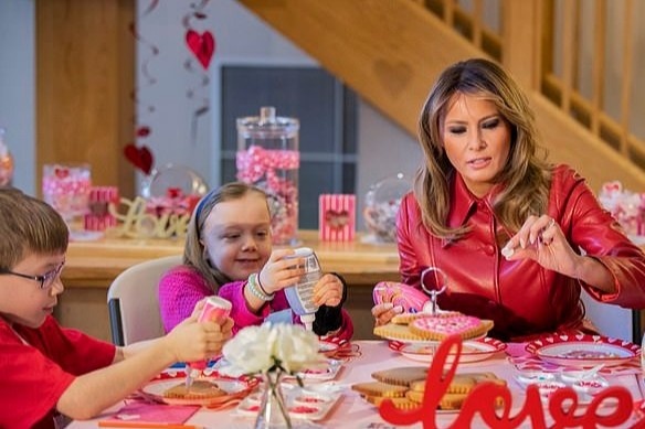 Melania Trump lam thiep Valentine cung benh nhi tai Maryland hinh anh