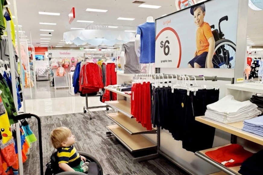 Cau be ngoi xe lan nhin cham cham mau nhi khuyet tat hinh anh