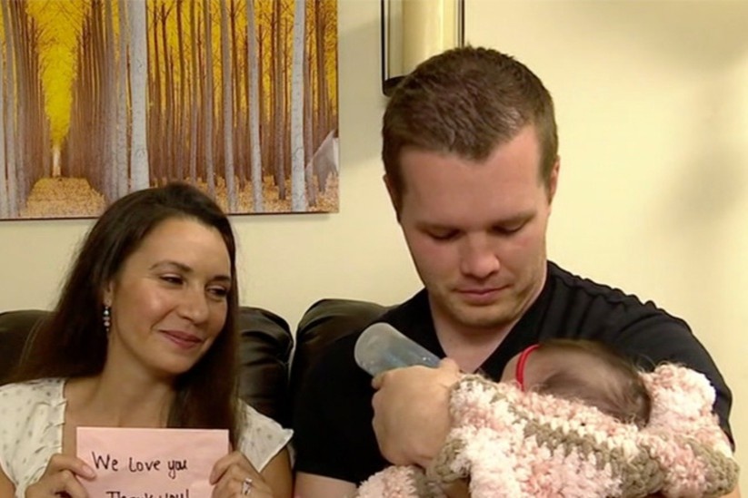 Nhung nguoi la mat giup do doi vo chong moi nhan con nuoi hinh anh