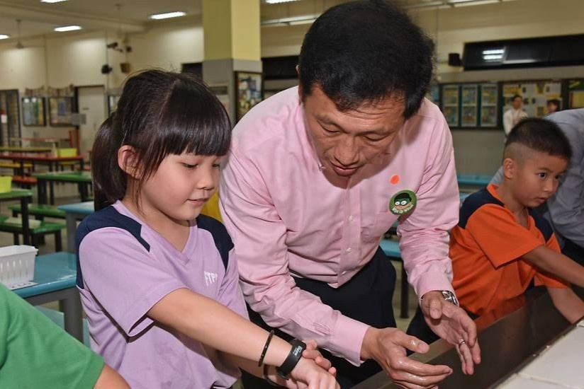 Giong Viet Nam, Singapore cung co bai hat chong virus corona hinh anh
