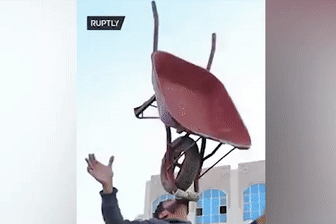 Nguoi dan ong co the giu thang bang moi thu tren mat hinh anh