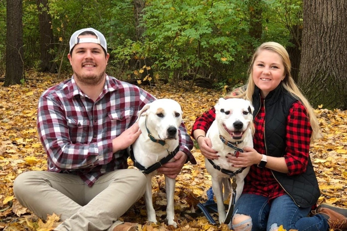 Co gai cuoi chang trai hien than cho minh hinh anh