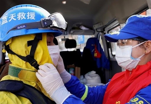 Vo chong nguoi nuoc ngoai tang rau cu cho hang xom giua dich corona hinh anh