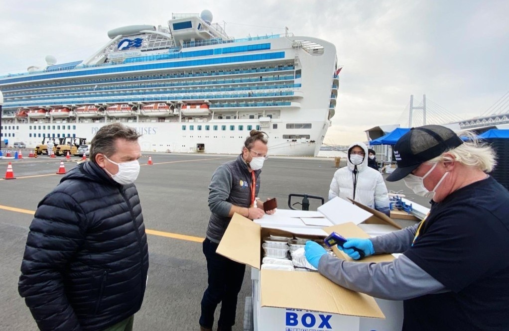 Dau bep noi tieng tang do an cho du thuyen Diamond Princess bi cach ly hinh anh