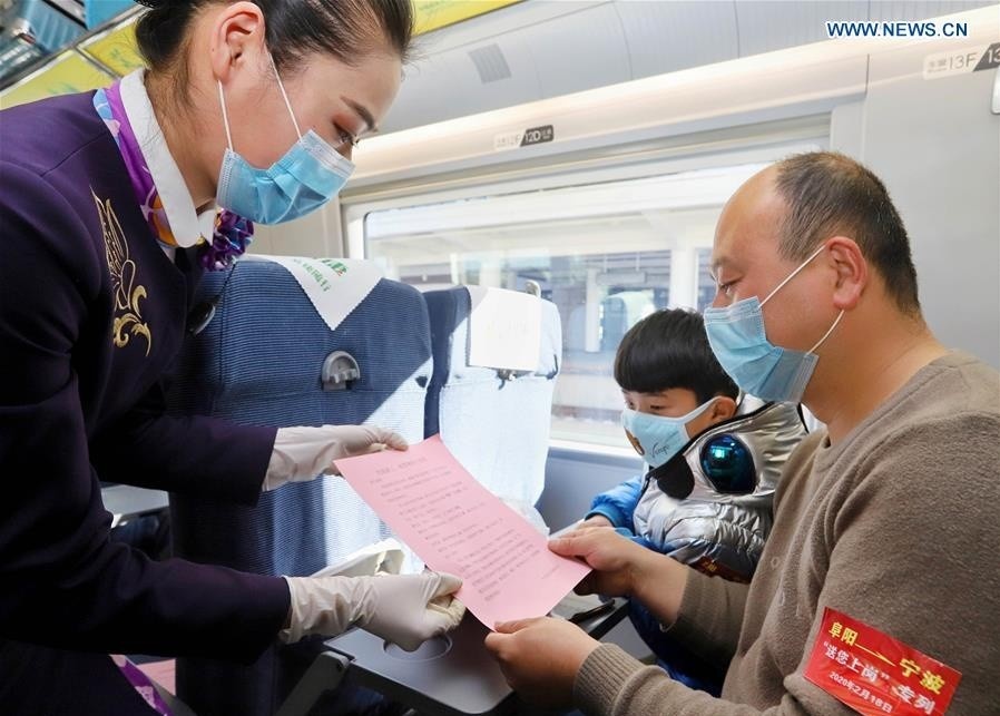 Chuyen tau mien phi dua nguoi lao dong nhap cu tro lai lam viec hinh anh