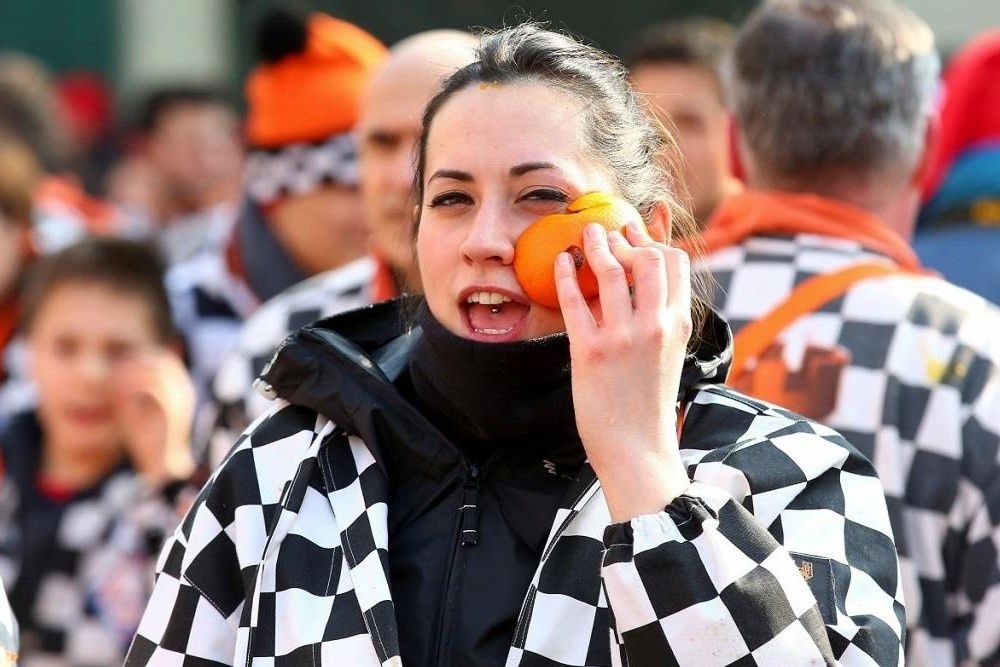 Bat chap noi so dich, nguoi dan Italy van tham gia le hoi nem cam hinh anh