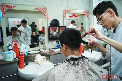 Nguoi Trung Quoc tu cat toc o nha ngay ‘Rong ngang dau’ do dich benh hinh anh