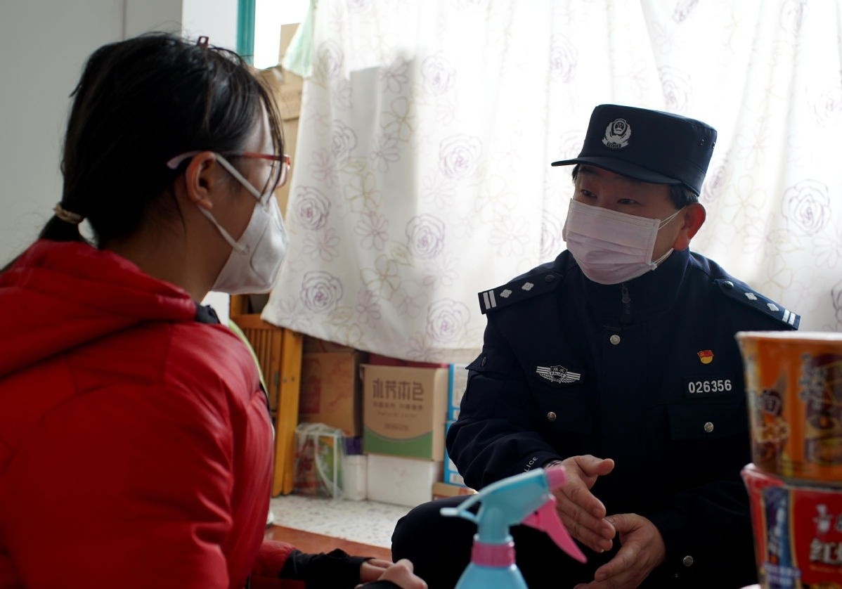 Canh sat giup vo chong nhiem virus corona cham con hinh anh